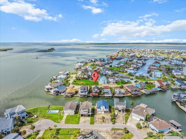 135 Tamana Dr, Tiki Island, TX 77554