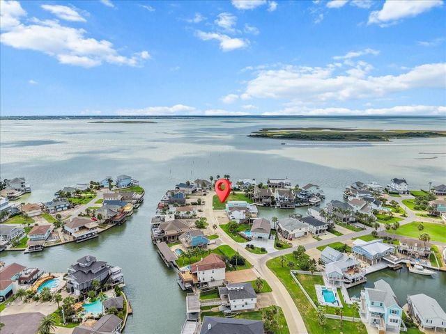 135 Tamana Dr, Tiki Island, TX 77554