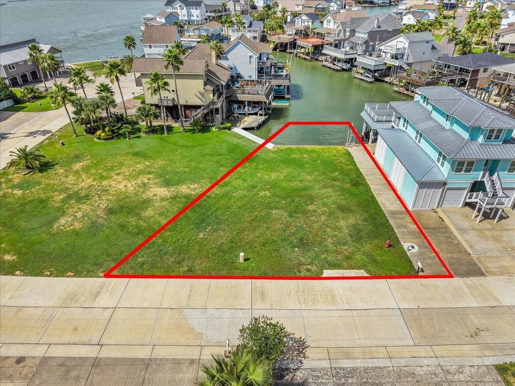 135 Tamana Dr, Tiki Island, TX 77554