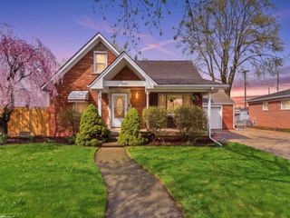 7399 Mckinley Avenue, Center Line, MI 48015