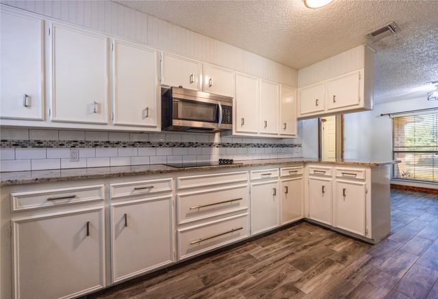 640 Ivy Ann Drive, Woodway, TX 76712