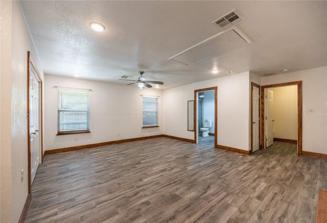 640 Ivy Ann Drive, Woodway, TX 76712