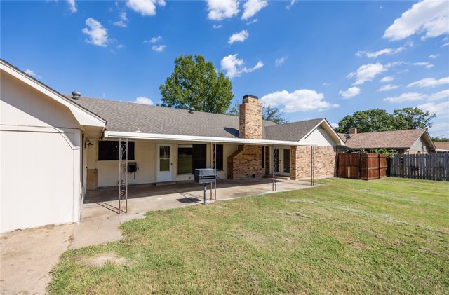 640 Ivy Ann Drive, Woodway, TX 76712