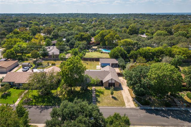 640 Ivy Ann Drive, Woodway, TX 76712