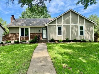 318 NE Colonial Court, Lee's Summit, MO 64064
