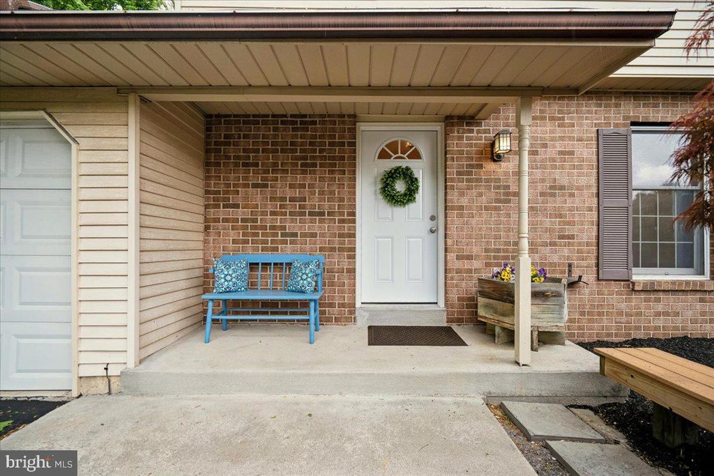 Image 3 of property listing at 4661 PALOMINO CT, Ellicott City, MD 21043