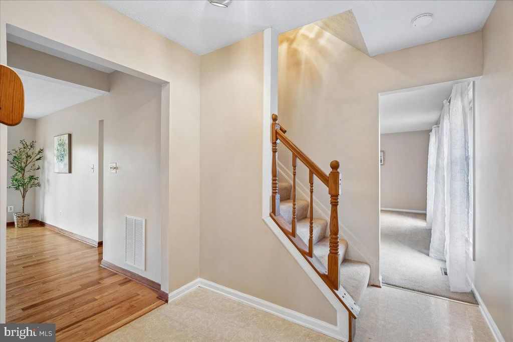 Image 5 of property listing at 4661 PALOMINO CT, Ellicott City, MD 21043