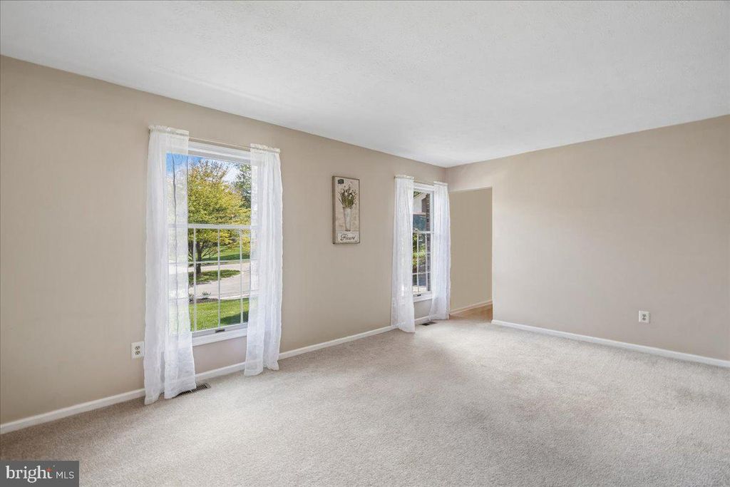 Image 7 of property listing at 4661 PALOMINO CT, Ellicott City, MD 21043