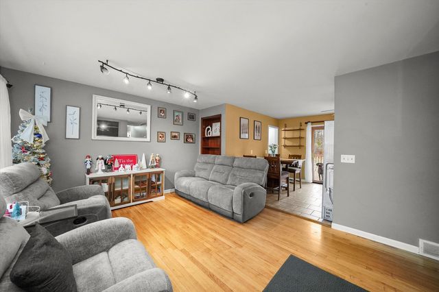 84 E Rickard Drive, Oswego, IL 60543