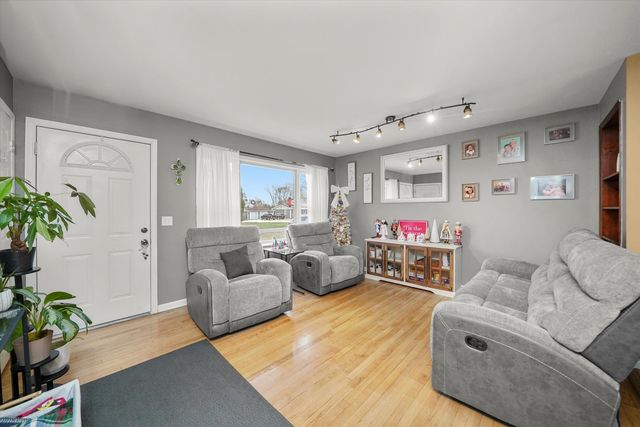 84 E Rickard Drive, Oswego, IL 60543