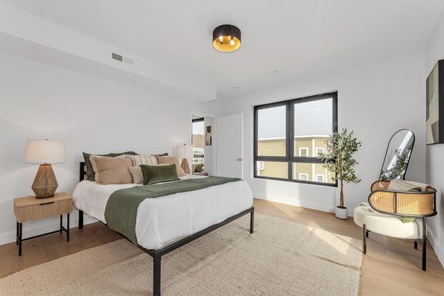 3992 Washington St 204, Boston, MA 02131