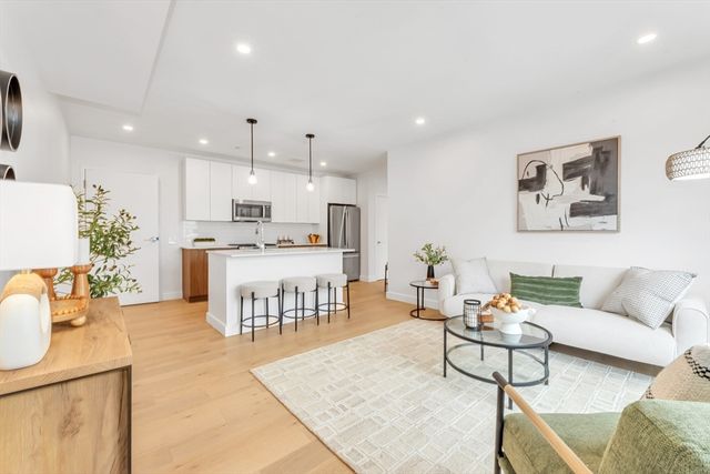 3992 Washington St 204, Boston, MA 02131