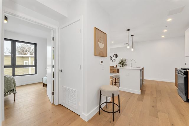 3992 Washington St 204, Boston, MA 02131