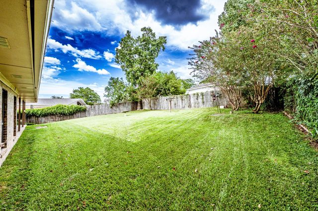1623 Green Briar Drive, Huntsville, TX 77340