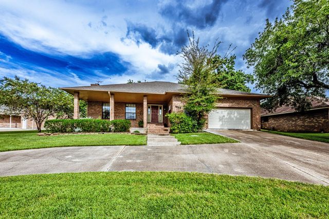 1623 Green Briar Drive, Huntsville, TX 77340