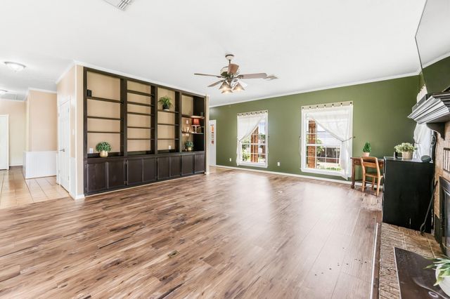 1623 Green Briar Drive, Huntsville, TX 77340