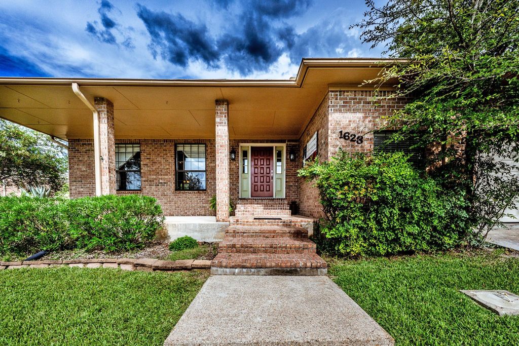 1623 Green Briar Drive, Huntsville, TX 77340