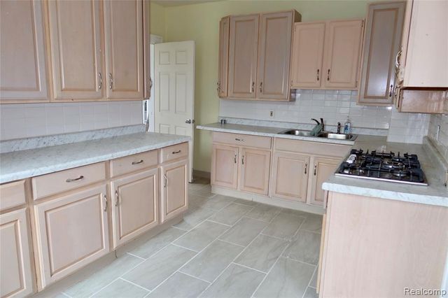 8469 Westminster Avenue, Warren, MI 48089
