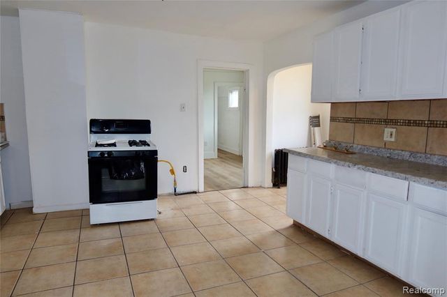8469 Westminster Avenue, Warren, MI 48089