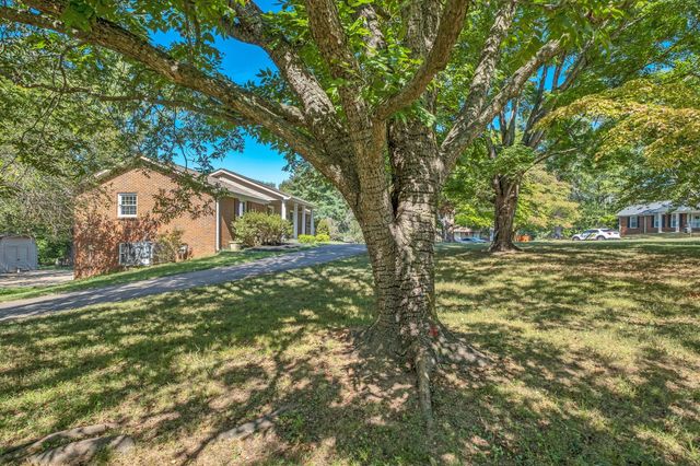 306 Hampshire Ct, Clarksville, TN 37043