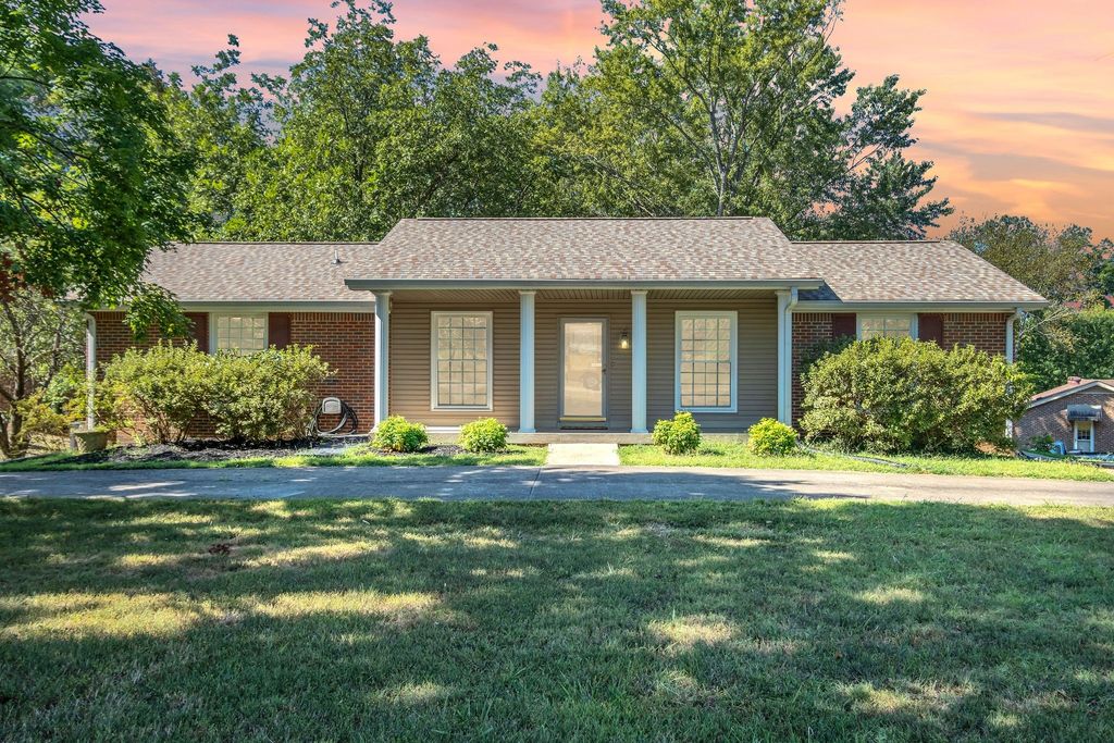 306 Hampshire Ct, Clarksville, TN 37043