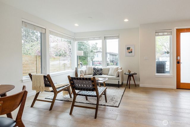 522 N 104th Street, Seattle, WA 98133