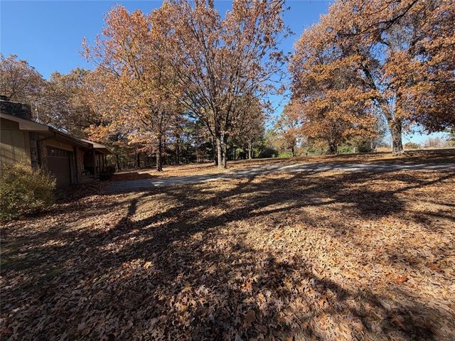 5943 Wheeler Road, Fayetteville, AR 72704