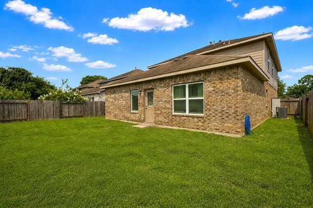 11012 32nd Avenue N, Texas City, TX 77591