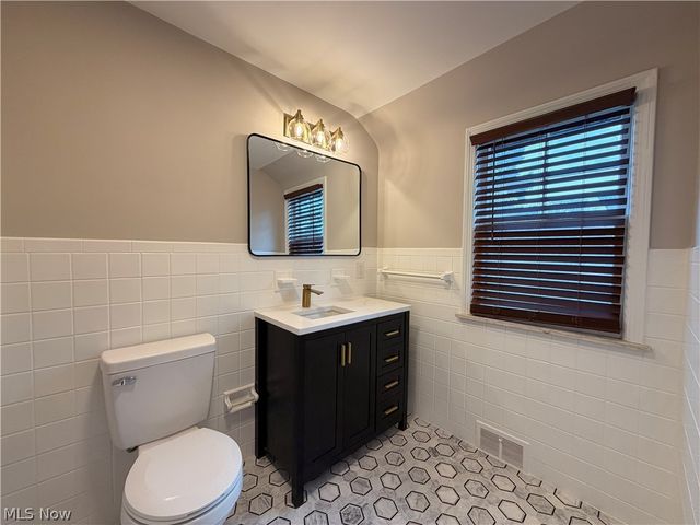 3954 Meadowbrook Boulevard, University Heights, OH 44118