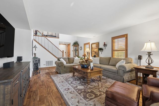 328 Cromwell Court, Westmont, IL 60559
