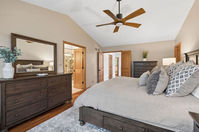 328 Cromwell Court, Westmont, IL 60559