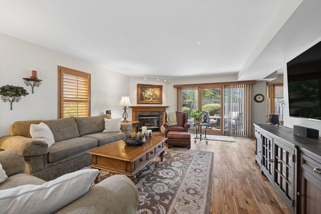 328 Cromwell Court, Westmont, IL 60559