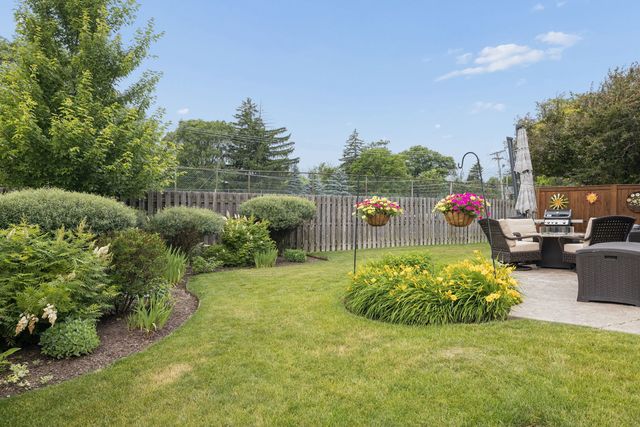 328 Cromwell Court, Westmont, IL 60559