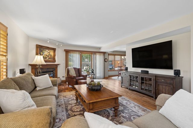 328 Cromwell Court, Westmont, IL 60559