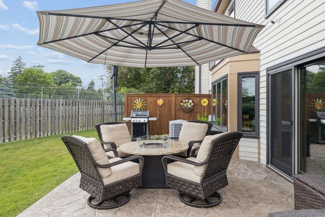 328 Cromwell Court, Westmont, IL 60559