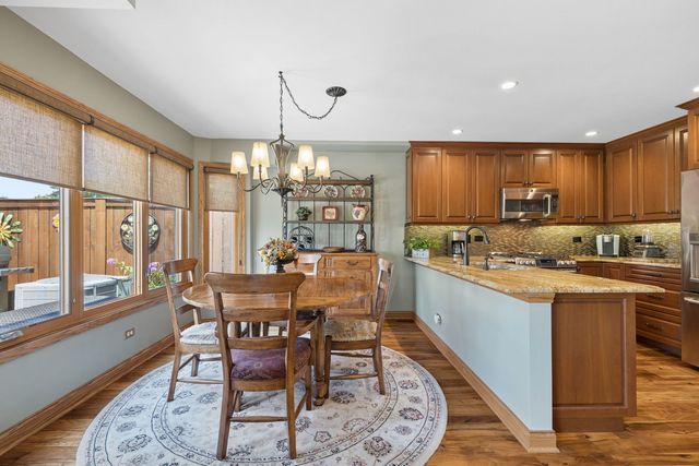 328 Cromwell Court, Westmont, IL 60559