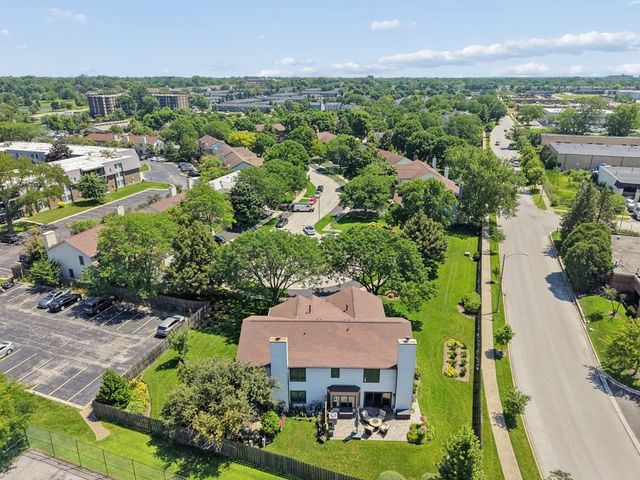 328 Cromwell Court, Westmont, IL 60559