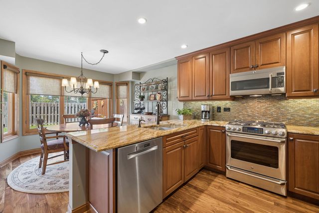 328 Cromwell Court, Westmont, IL 60559
