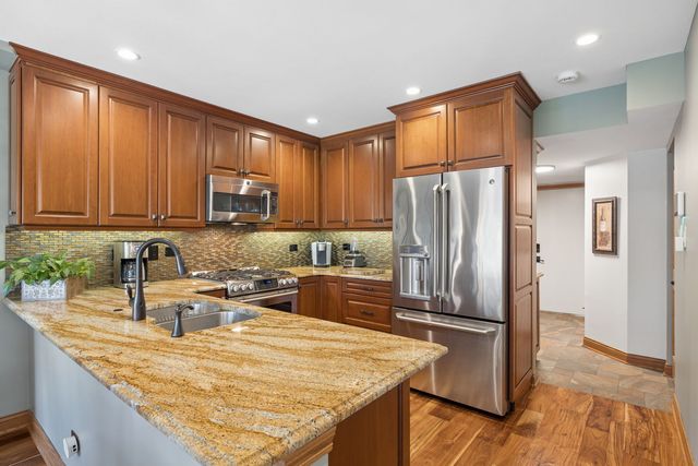 328 Cromwell Court, Westmont, IL 60559