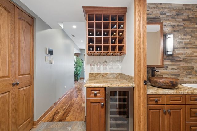 328 Cromwell Court, Westmont, IL 60559