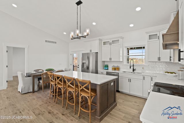 4210 LAURA AVENUE, Jefferson City, MO 65109