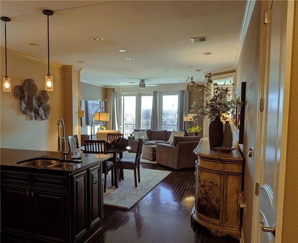 10531 Mission Road 204B, Leawood, KS 66206