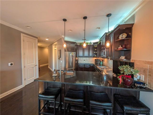 10531 Mission Road 204B, Leawood, KS 66206