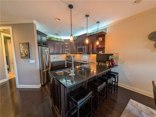 10531 Mission Road 204B, Leawood, KS 66206