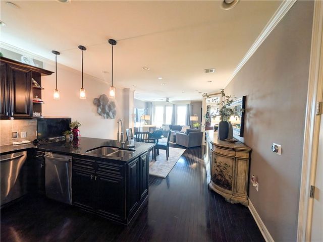 10531 Mission Road 204B, Leawood, KS 66206