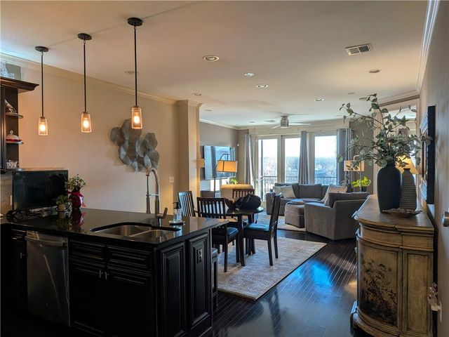 10531 Mission Road 204B, Leawood, KS 66206