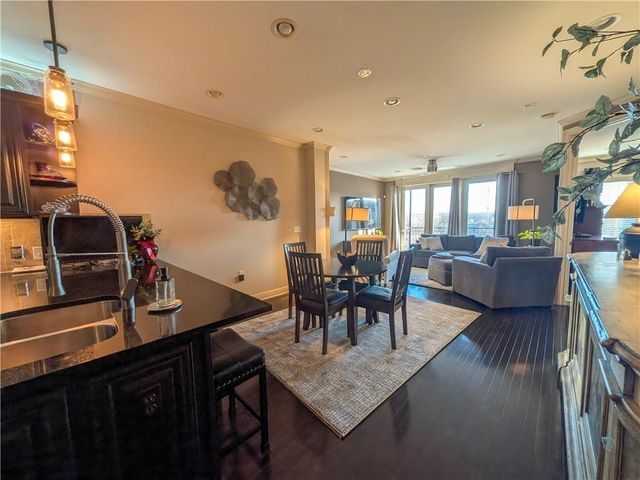 10531 Mission Road 204B, Leawood, KS 66206