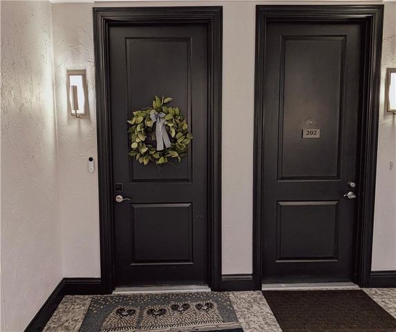 10531 Mission Road 204B, Leawood, KS 66206