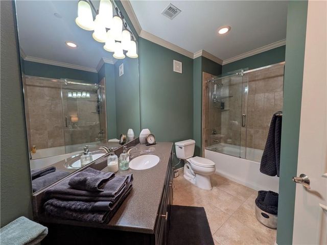 10531 Mission Road 204B, Leawood, KS 66206