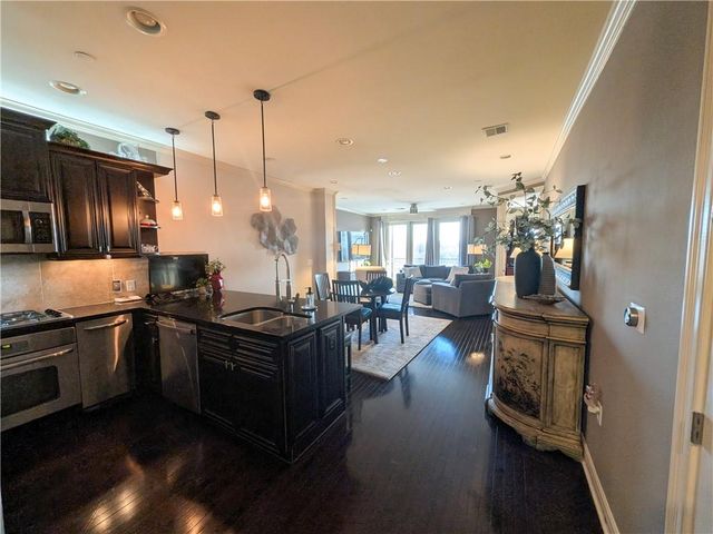 10531 Mission Road 204B, Leawood, KS 66206